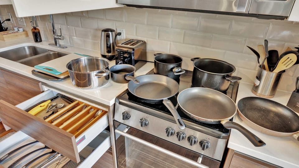 Kitchen Haven: Fully equipped for culinary creations with modern appliances and ample prep space!