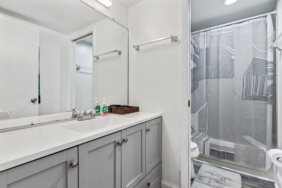 full bathroom with tub/shower attached to primary bedroom