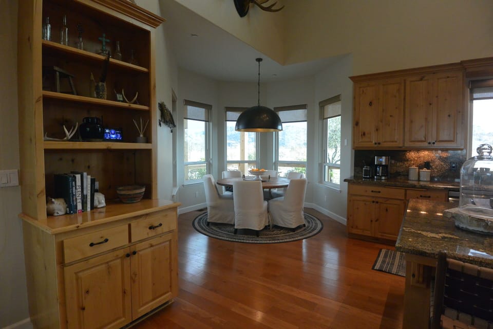 Main House Kitchen Eating Nook