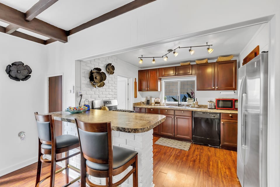 Full kitchen to prepare meals in 