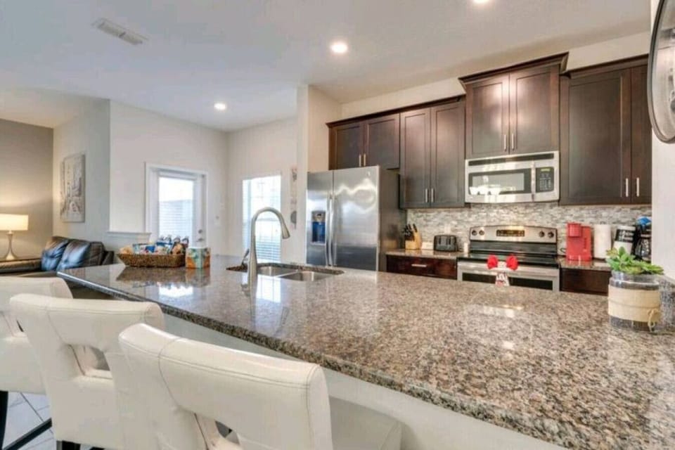 Clean and bright vacation home with  dining area, ideal for gathering around the table and making memories!  ✨