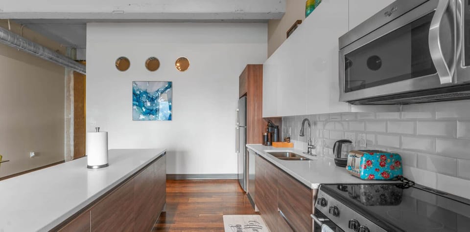 Gourmet Kitchen: Sleek design, modern appliances, and plenty of space for culinary adventures!