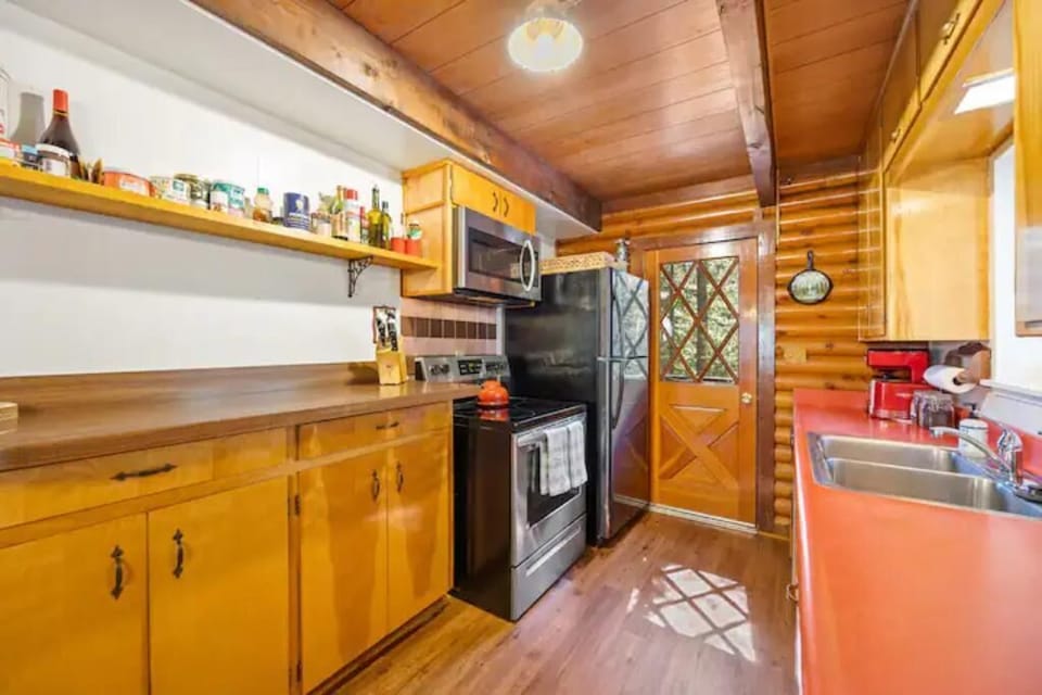 Kitchen with amenities