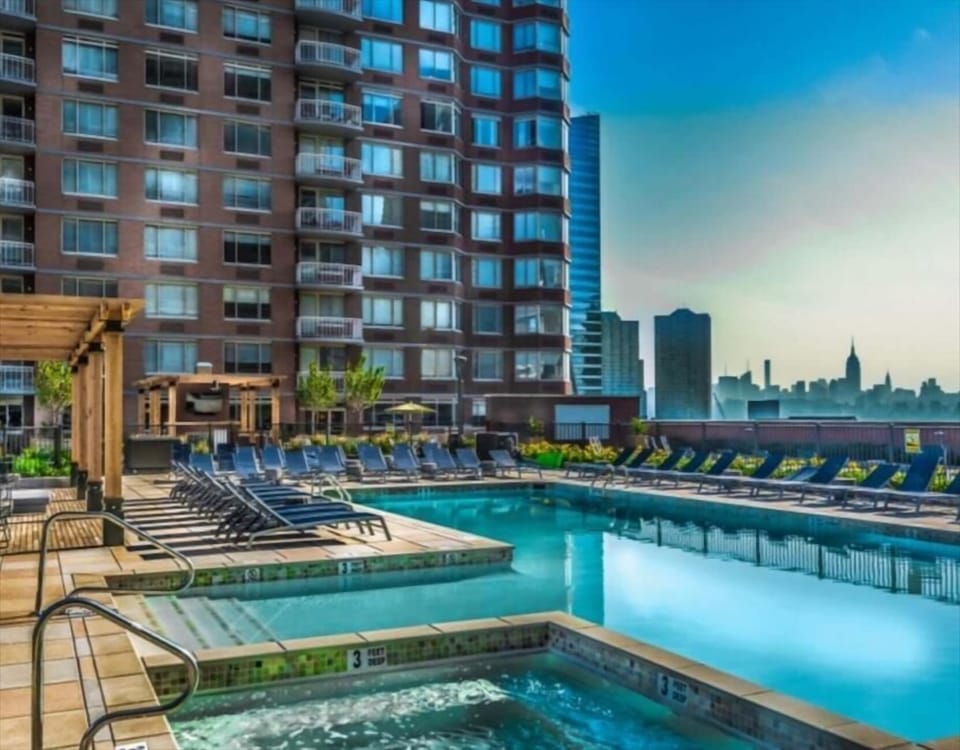 Jersey City 1 Bedroom Pool