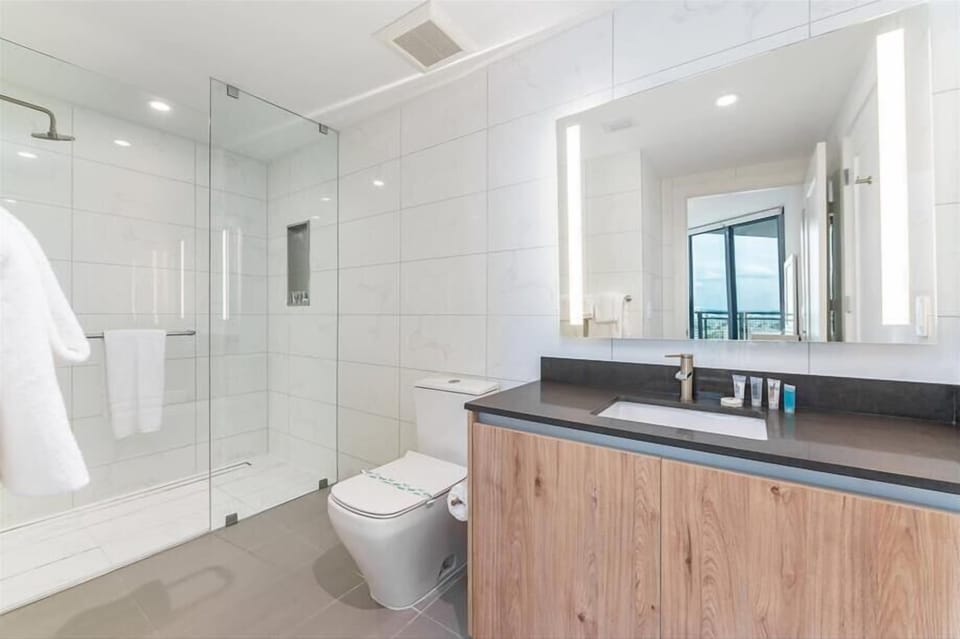 Miami 1 Bedroom Bathroom