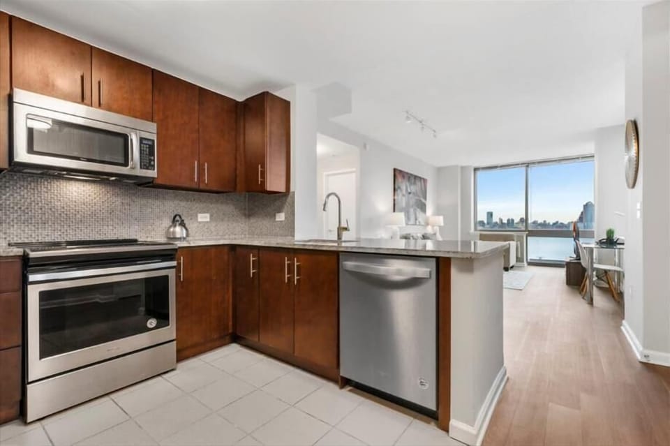 Jersey City 2 Bedroom River View Kitchen