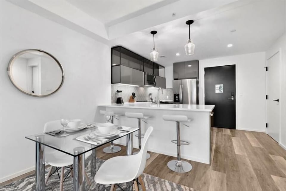 Downtown/South End Boston 1 Bedroom Dining Room