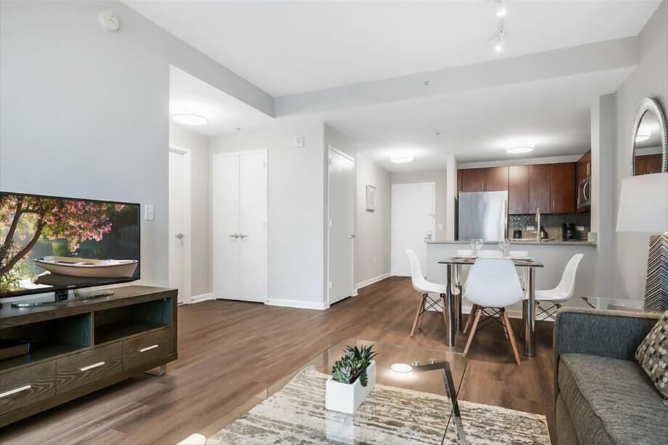 Jersey City 1 Bedroom Dining Room
