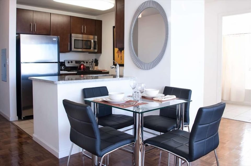 Jersey City 1 Bedroom Dining Room