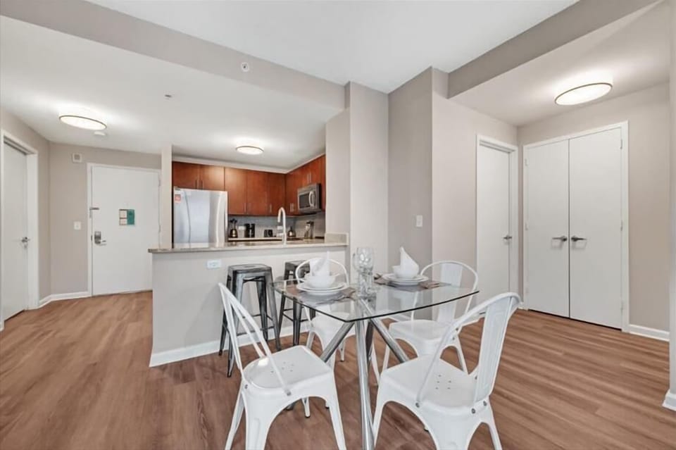 Jersey City 2 Bedroom River View Dining Room