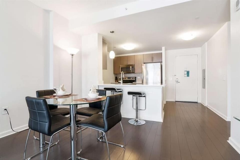 Jersey City 1 Bedroom Dining Room