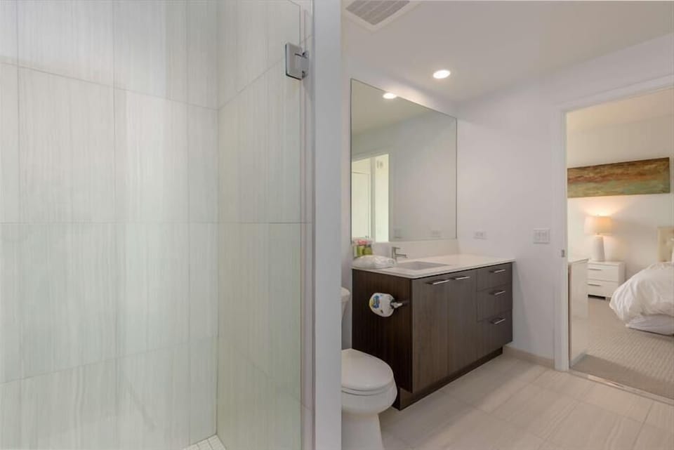 Herndon/Reston Reston 2 Bedroom King Bed Bathroom