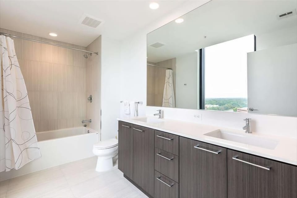 Herndon/Reston Reston 2 Bedroom King Bed Bathroom