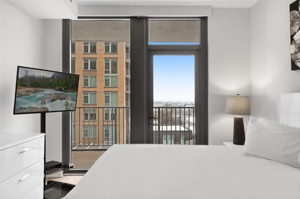 South Arlington Arlington 2 Bedroom with Balcony View