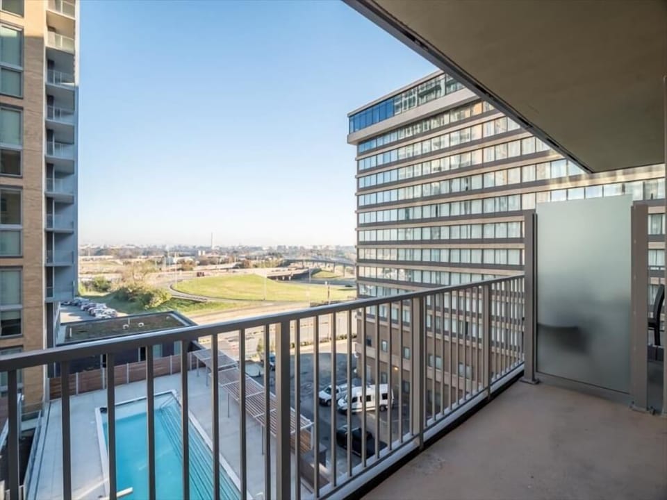South Arlington Arlington 2 Bedroom with Balcony View