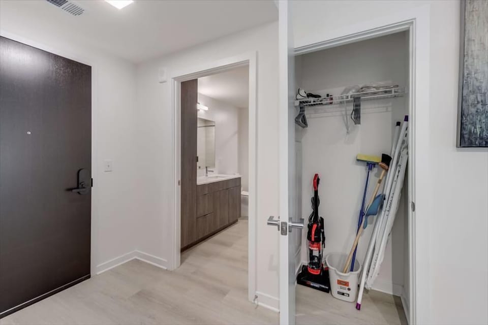 Noma Washington 1 Bedroom Deluxe Main Closet