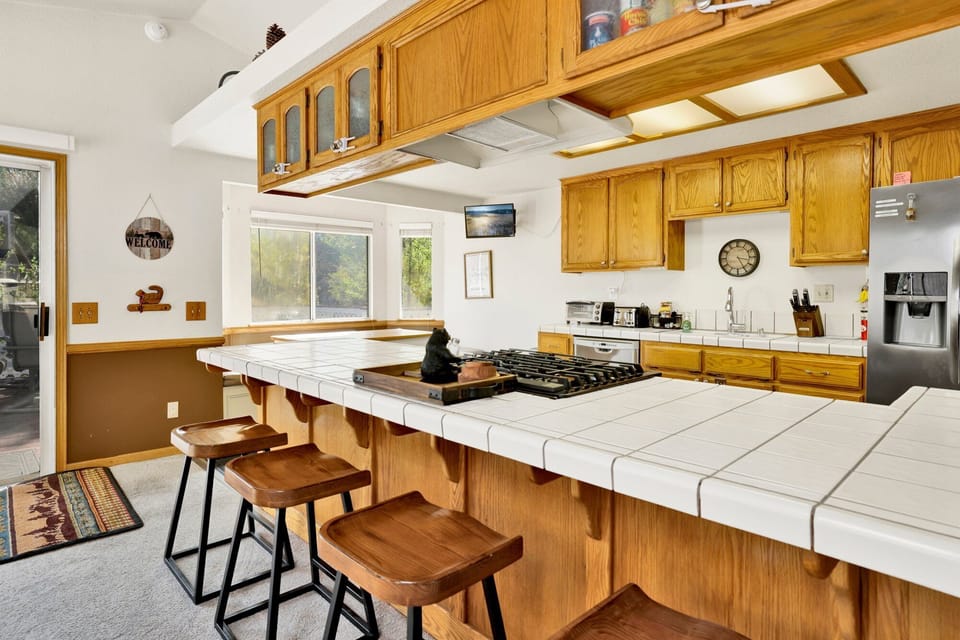 Breakfast bar and kitchen