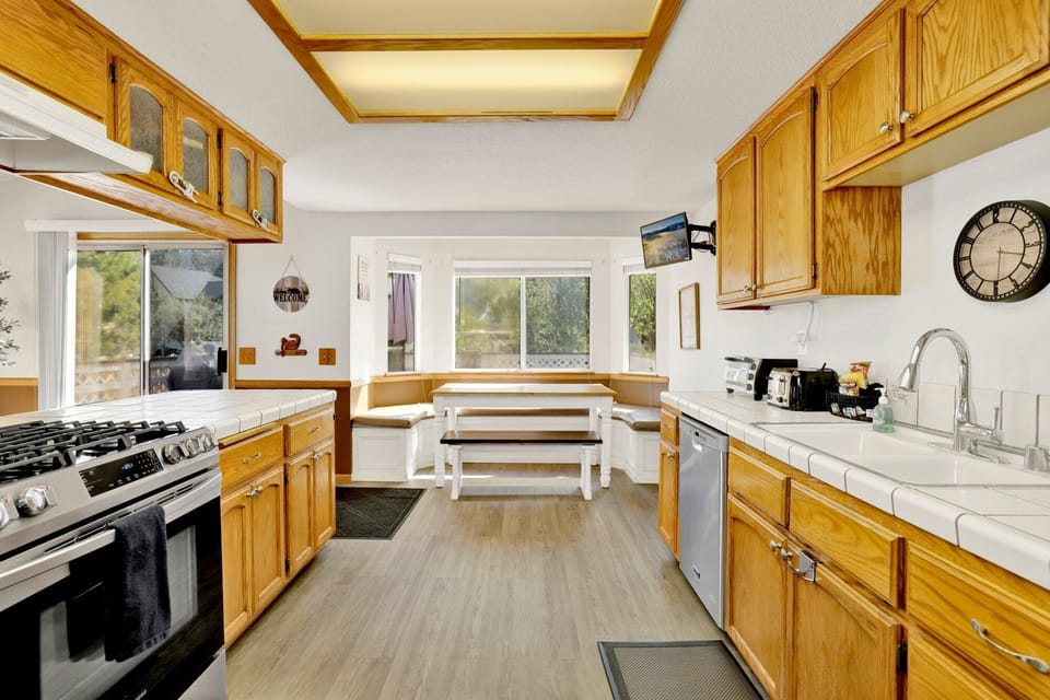 Beautiful kitchen and breakfast nook seating for 6