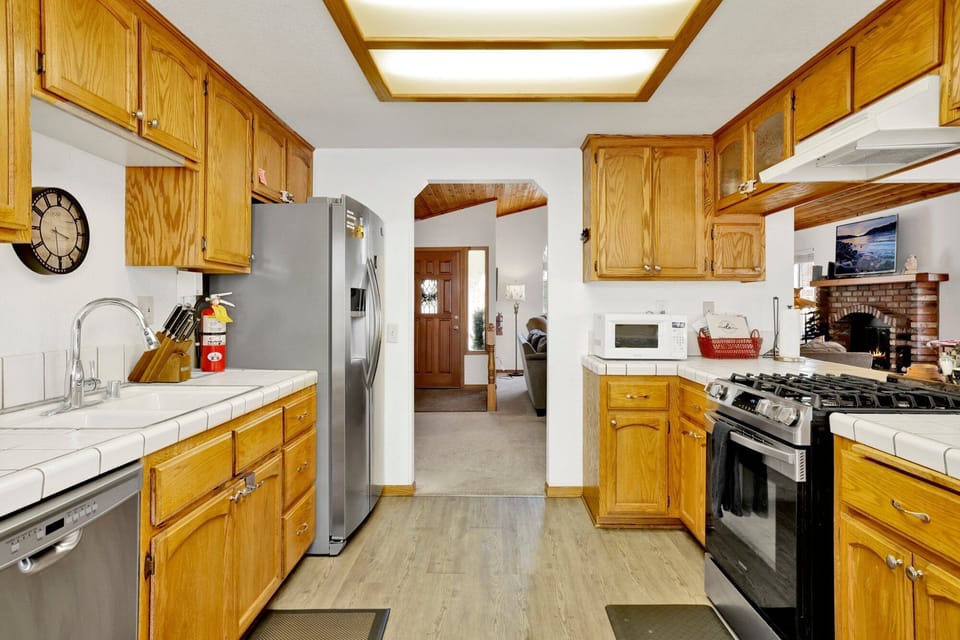 Very nice kitchen with everything you need to make that delicious meal!