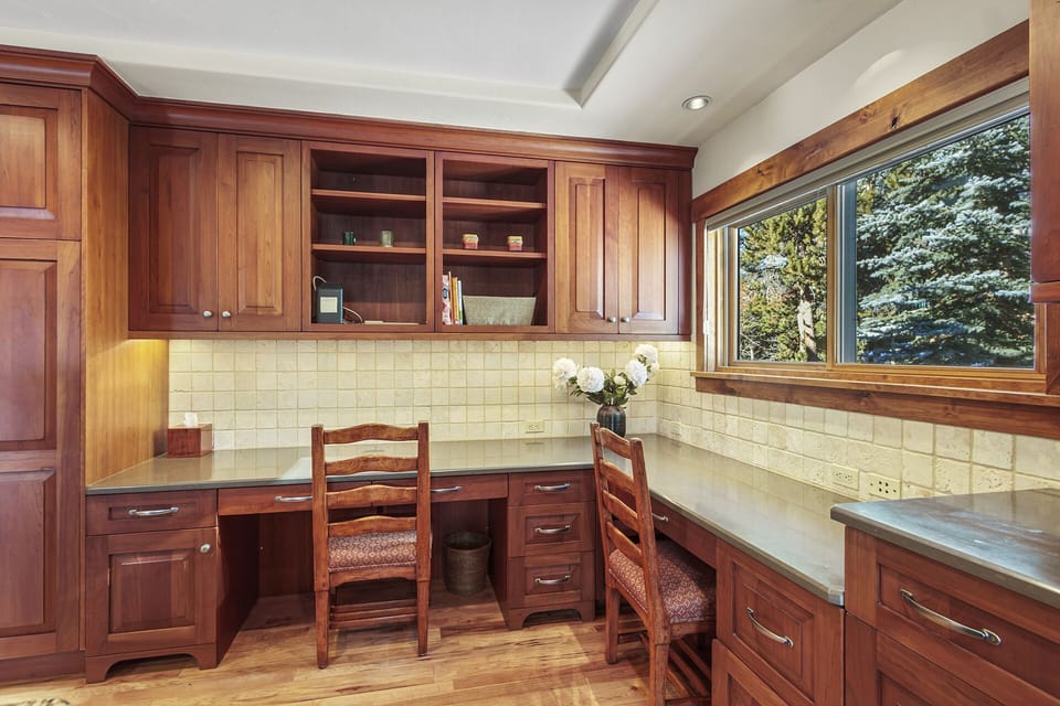 2 additional workspaces in kitchen if responsibilities call while on vacation.