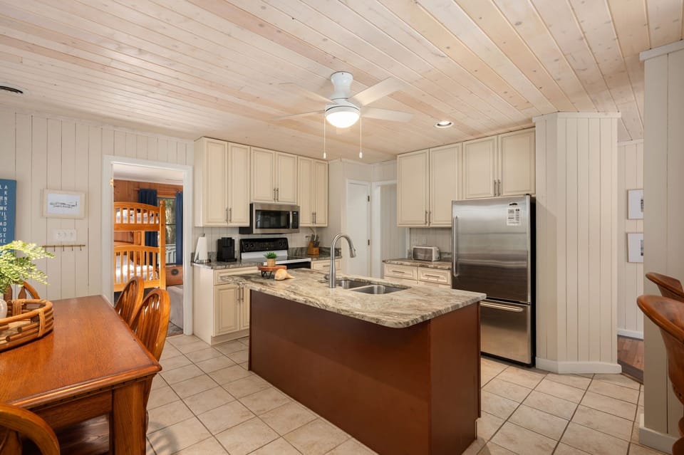 SH161: Coastal Hideaway | Dining and Kitchen Area- Seating for 6