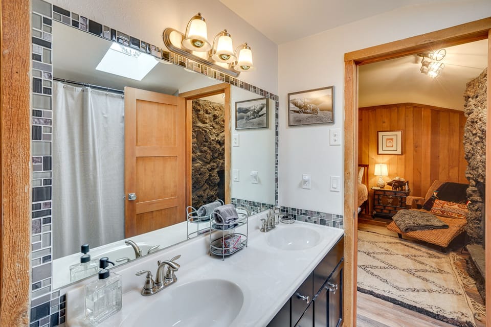 En-Suite Bathroom | Towels Provided