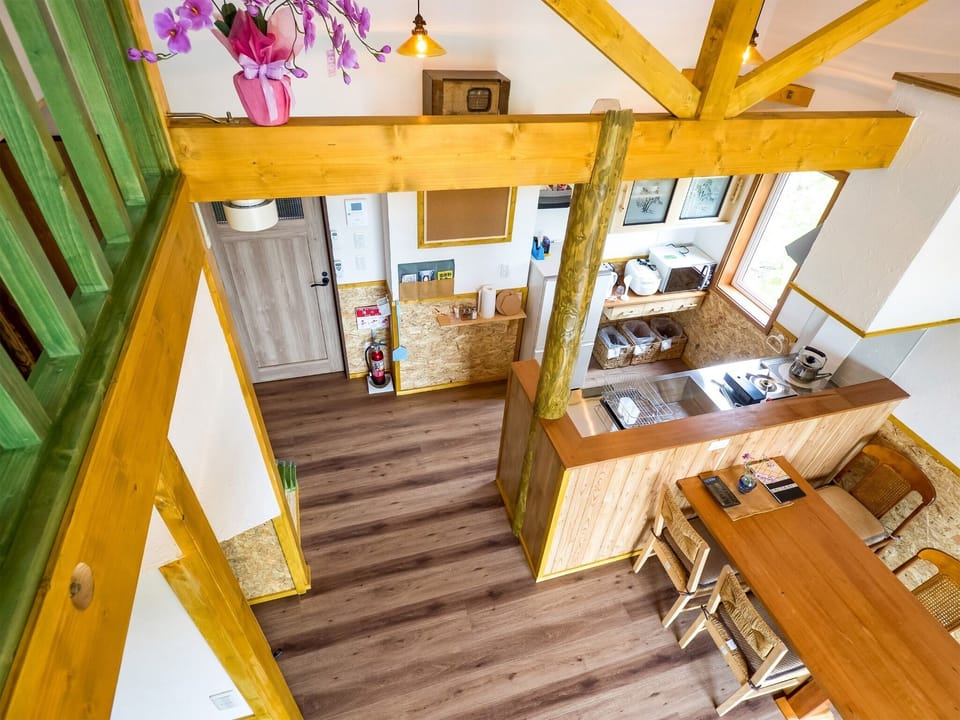 ・[Side Cottage] An open space spreads out in the atrium
