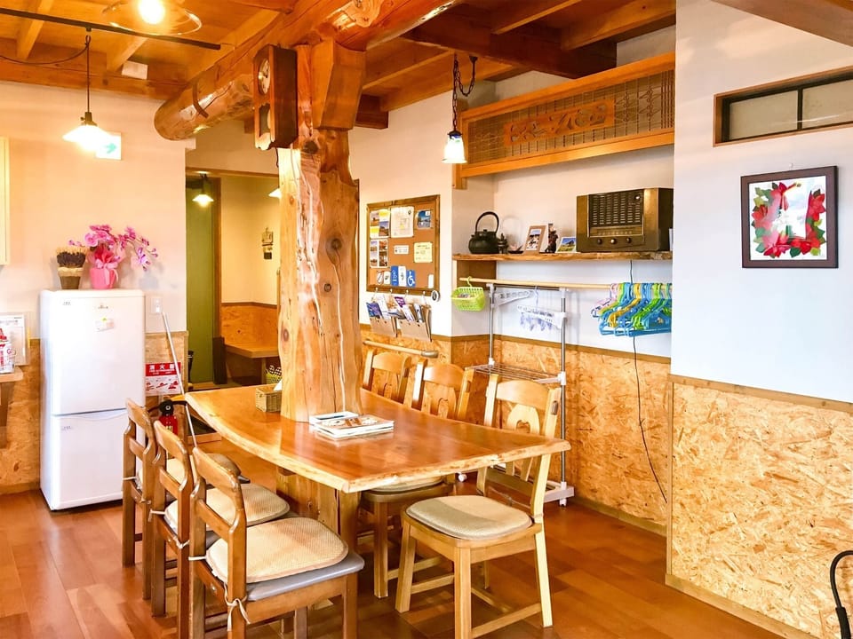 ・[Dining room] Refrigerator, microwave oven, various cooking utensils