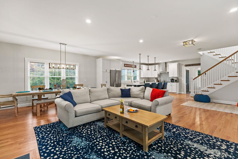 Open concept living area & kitchen