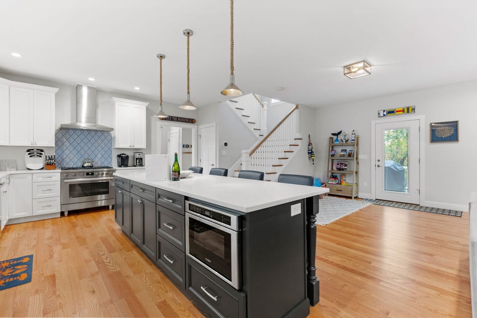 Large island with bar seating