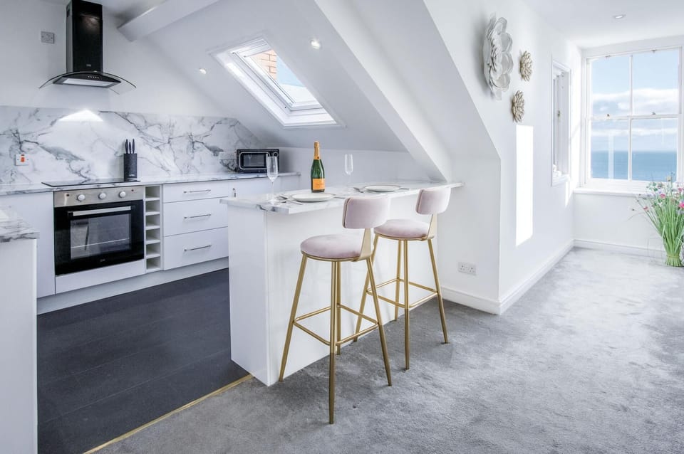The Penthouse - Luxury 1 Bed - Panorama - Tenby (17271)