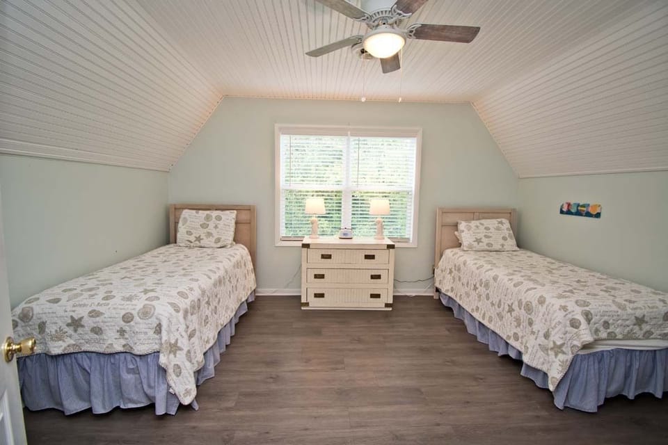 Level Two Bedroom with 2 Twins