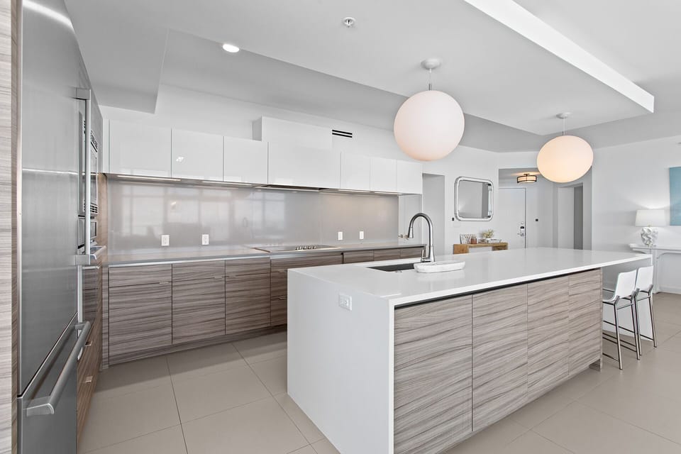 1900 Ninety Eight 802 Kitchen Alt