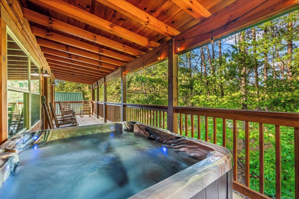 Mountain Getaway's bubbling hot tub