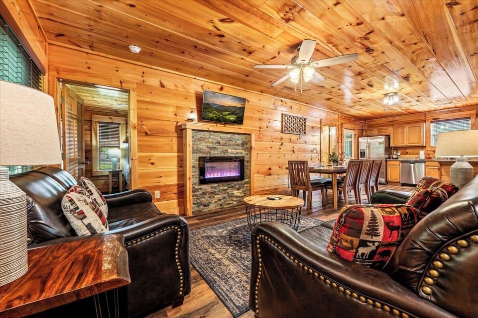Mountain Getaway's coy living area