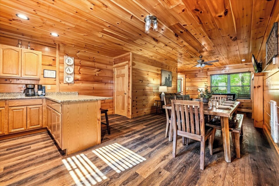 Mountain Getaway's kitchen and dining area
