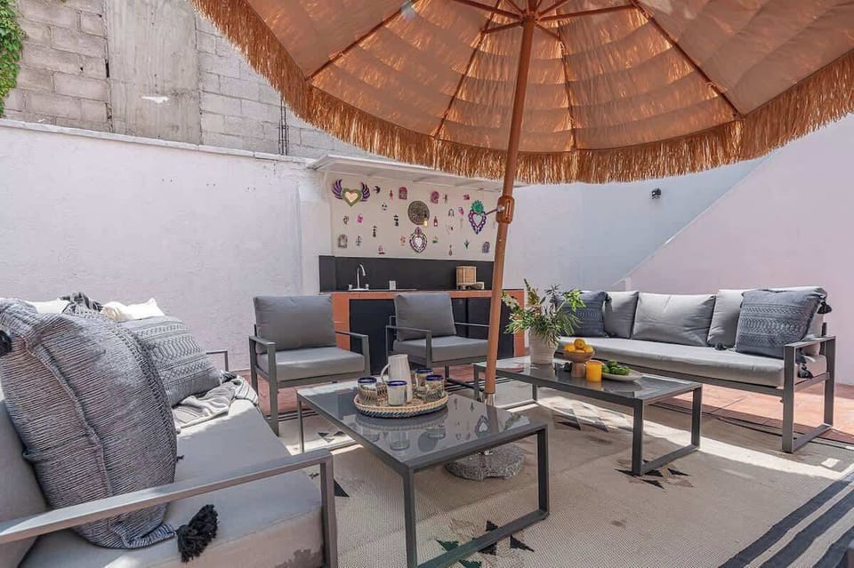 Área de estar en patio trasero. | Living area in the backyard.