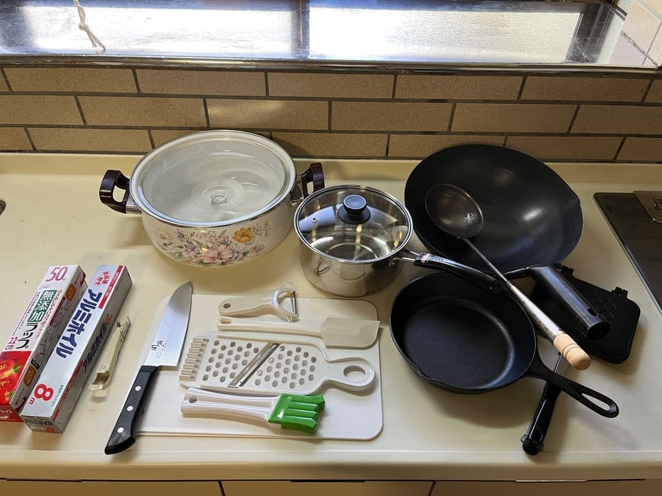 There are many kinds of cooking utensils.