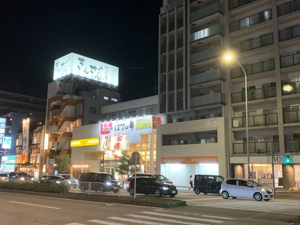 There are many restaurants around Ozone Station, so you may get lost.