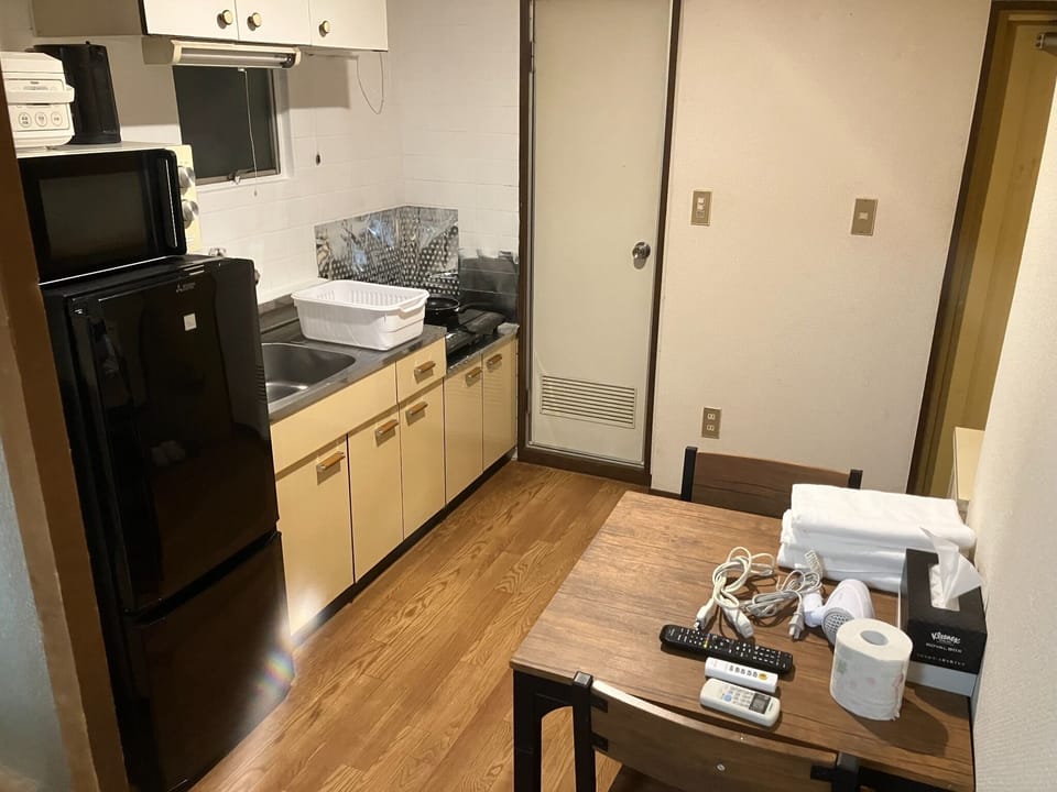 ・[402・Kitchen] The simple kitchen is equipped with a refrigerator and microwave.