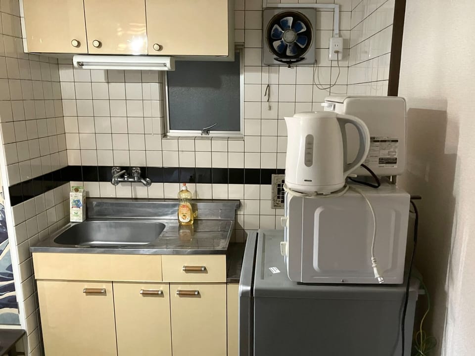 ・[404・Kitchen] The kitchen space is fully equipped with kitchen equipment.