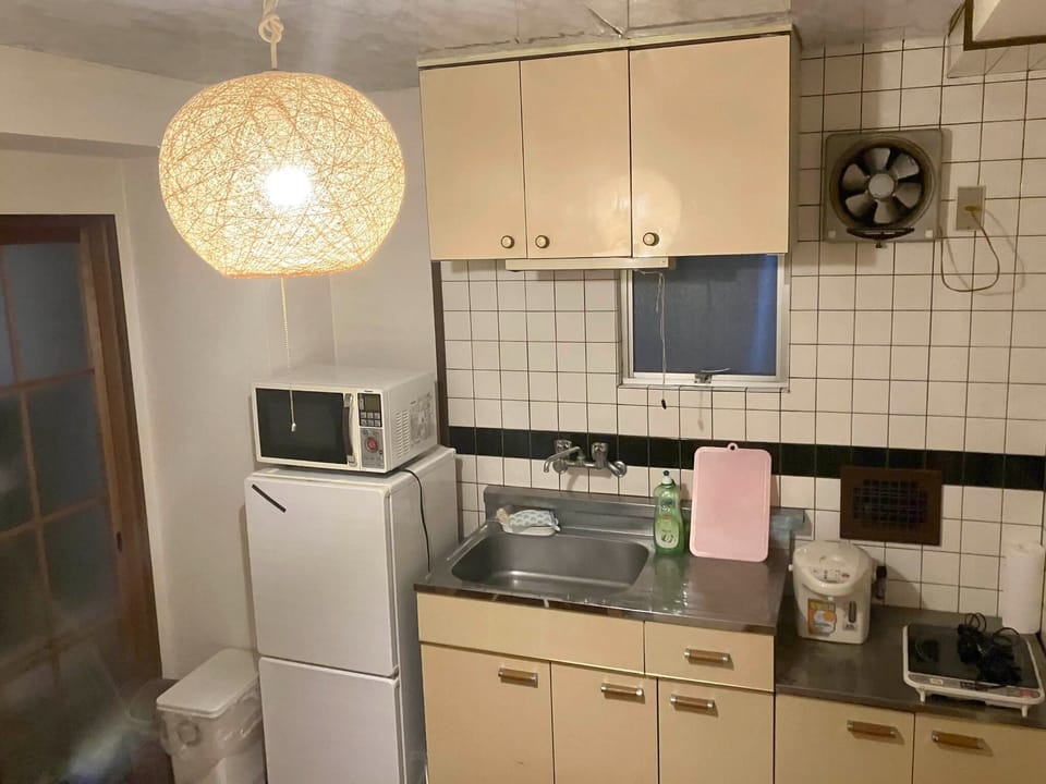 ・[302・Kitchen] The simple kitchen is equipped with a refrigerator and microwave.