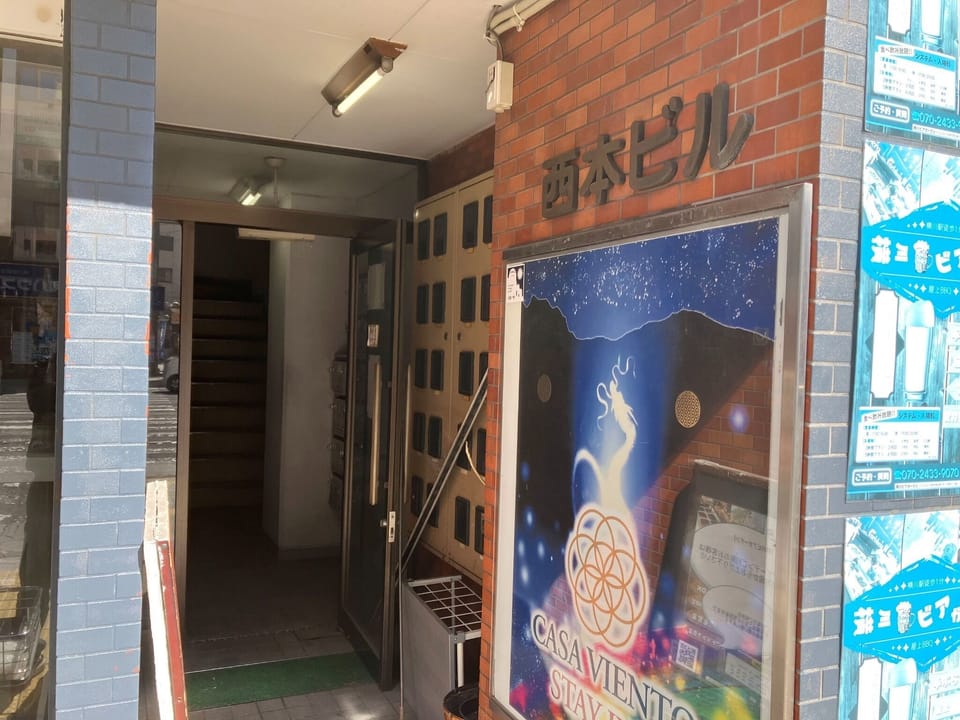 ・[Appearance] Enter from here and go up the stairs to find the room.