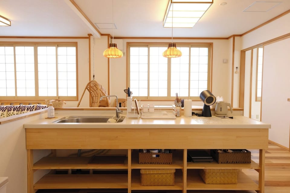 The simple kitchen is equipped with a portable induction stove and a simple ventilation fan. For ventilation reasons, fried foods and grilled meat are not permitted.