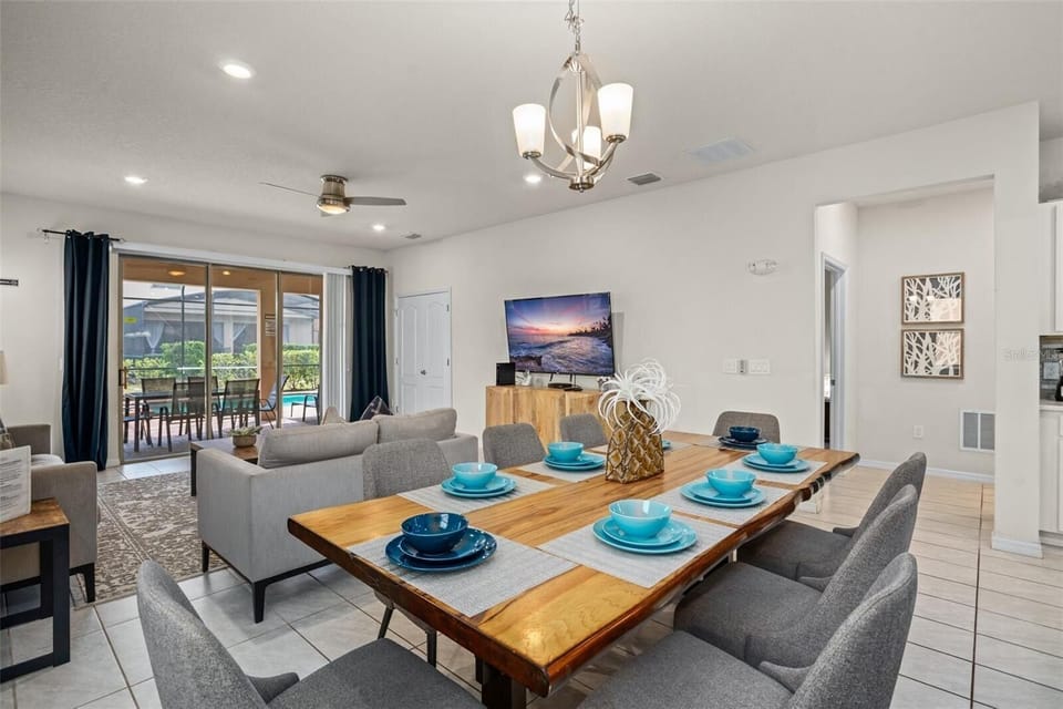 A more formal dining space just off the kitchen