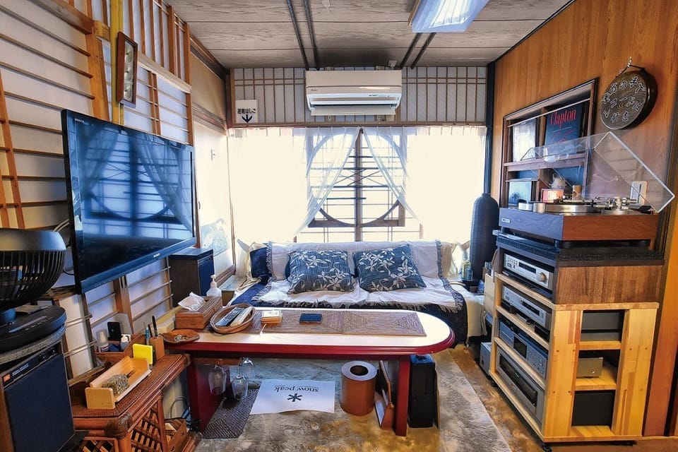 Shizen Shinyukan guest room living room