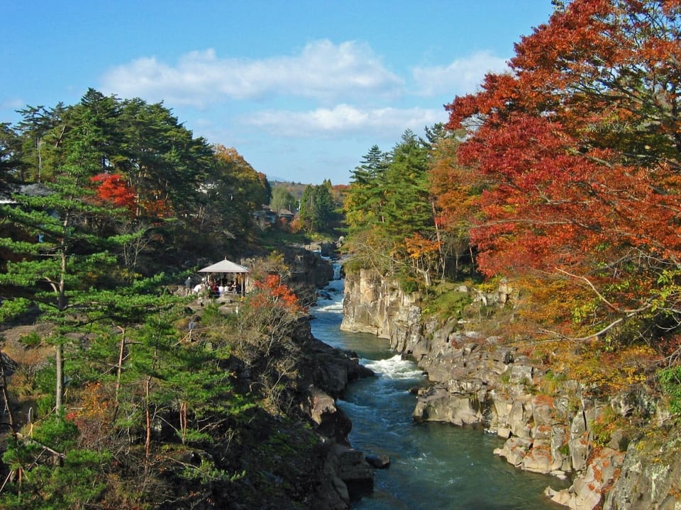 "Genbikei" is a valley along the Iwai River in Iwate Prefecture. The Iwai River erodes the huge rocks, creating a beautiful 2km valley.