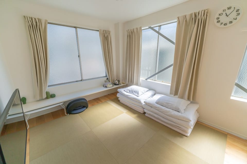 Up to 3 sets of futons can be arranged