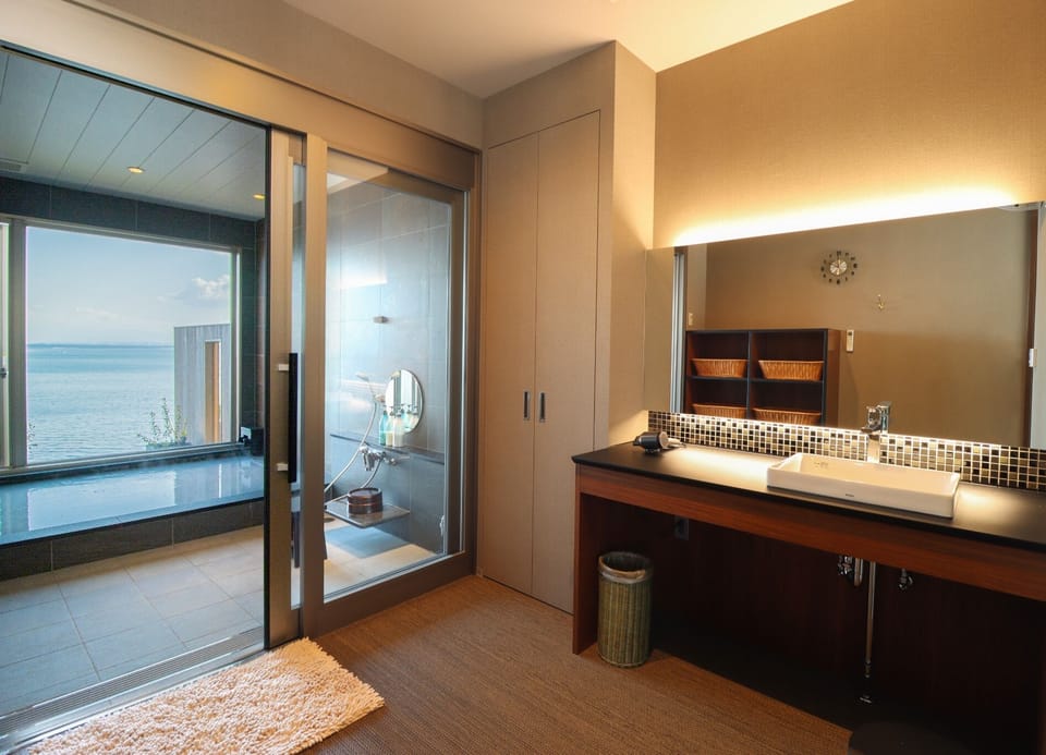 Main building/undressing room