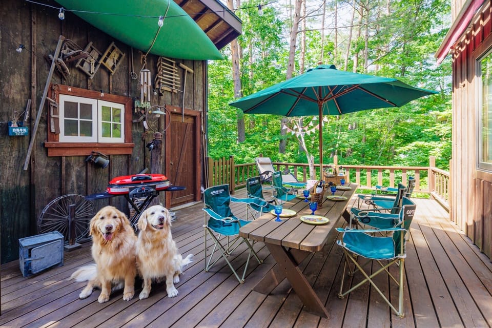 Only dogs are allowed. We charge 3,000 yen per pet (for two nights). You can bring up to 2 pets.